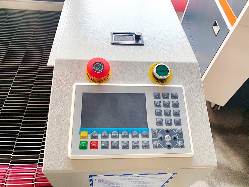 帶自動送料器的家用數控激光布料切割機