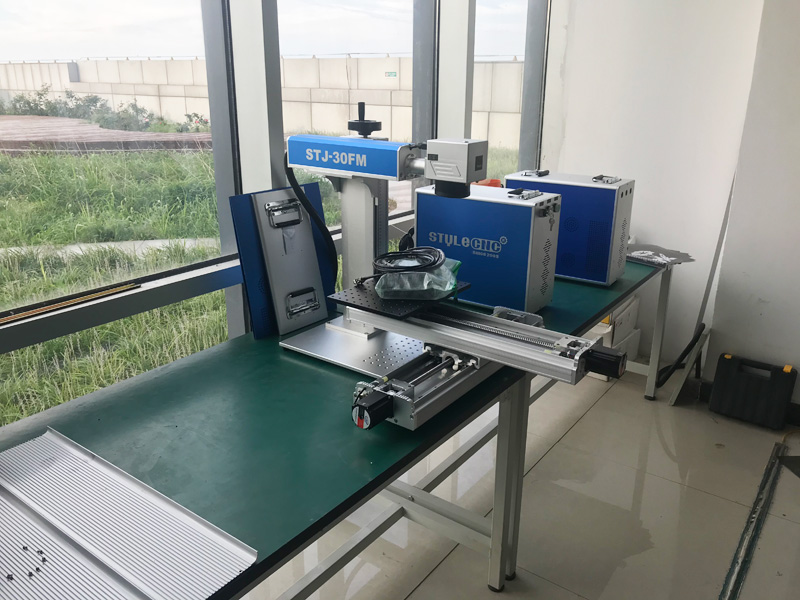 帶 XY 2 軸移動工作臺的光纖激光雕刻機，適用于 2D 工作臺