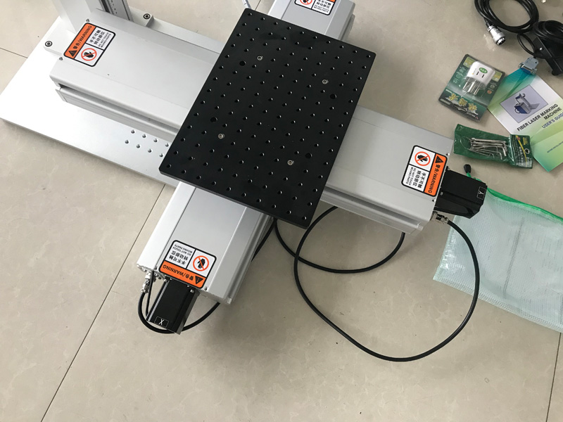 帶橫向滑軌的滑動工作臺