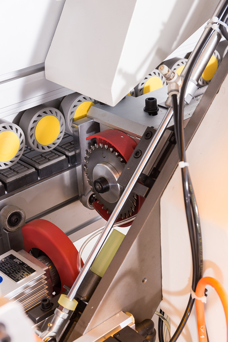 使用封邊機進(jìn)行末端切割 使用封邊機進(jìn)行末端切割