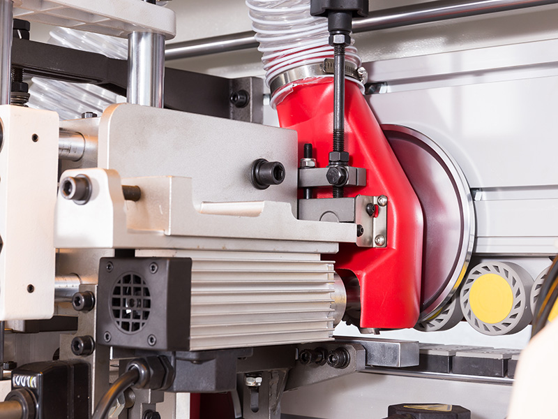 使用雙鋸對零件進(jìn)行精修 使用雙鋸對零件進(jìn)行精修