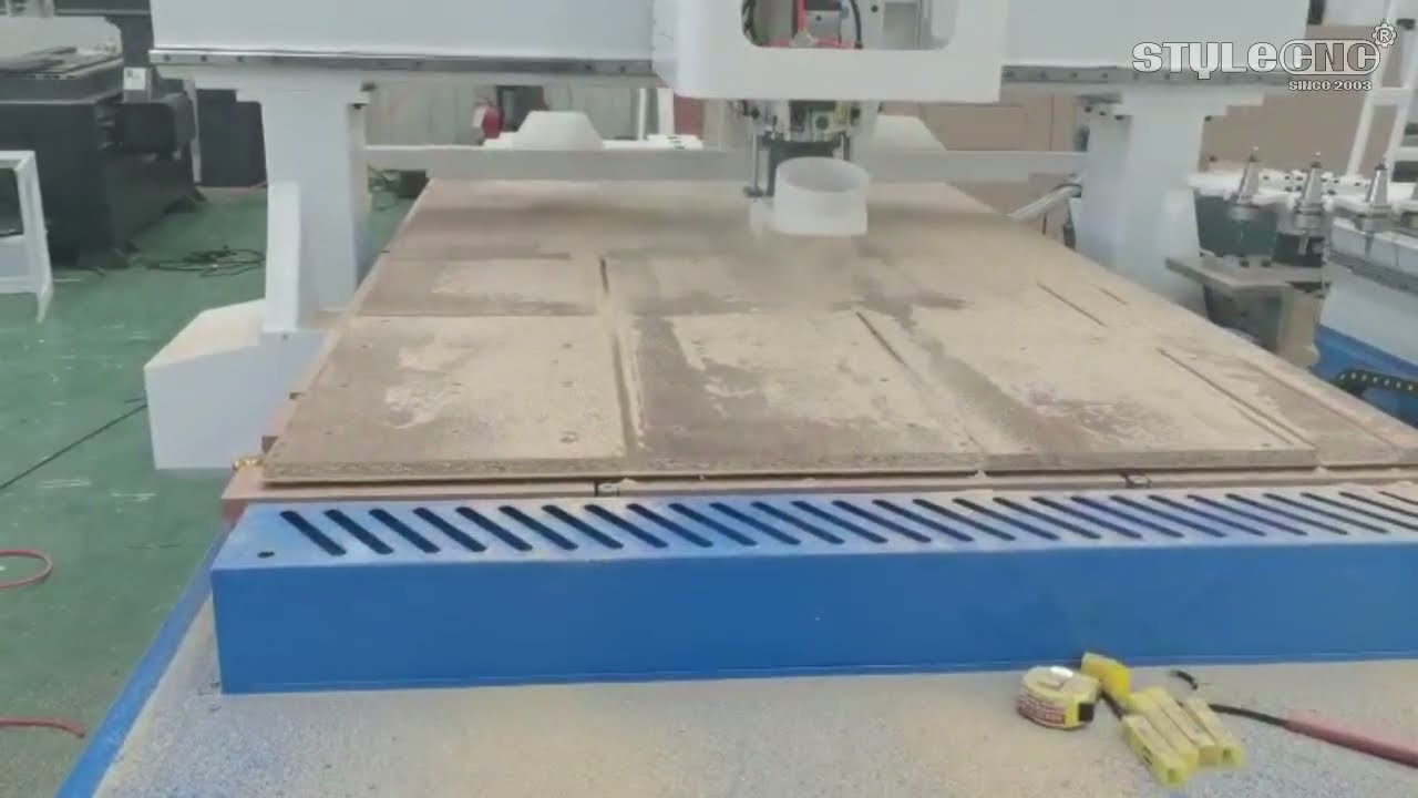 自動旋轉(zhuǎn)式換刀裝置數(shù)控銑床加工中心